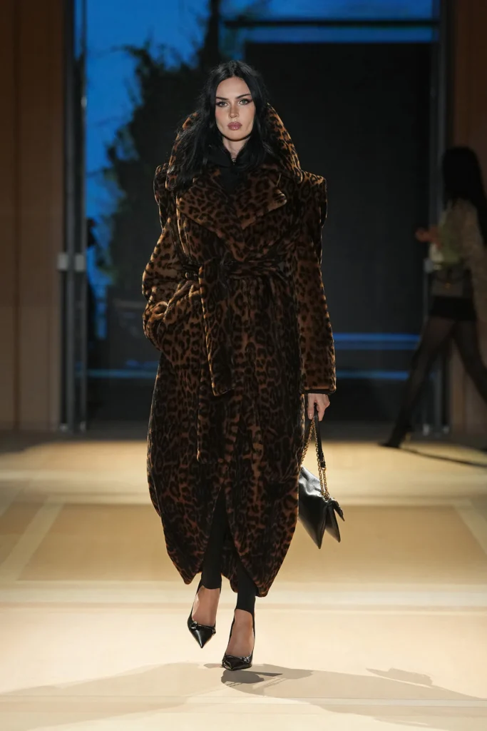 Gucci apresenta sua coleção Primavera/Verão 2027 assinada por Demna em Milão, que mistura inovação com códigos históricos da maison 