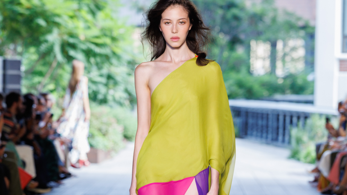 NYFW: Diane von Furstenberg retorna com cor e movimento