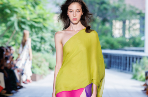 NYFW: Diane von Furstenberg retorna com cor e movimento
