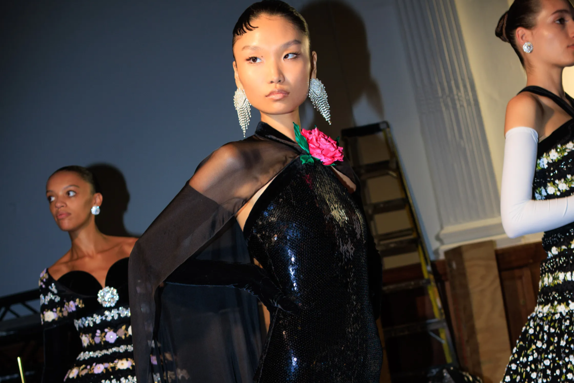 Richard Quinn transforma o glamour dos anos 80 em espetáculo na London Fashion Week