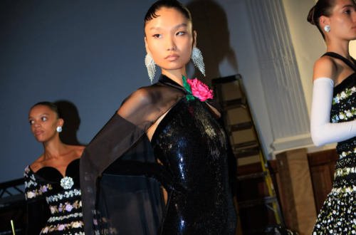 Richard Quinn transforma o glamour dos anos 80 em espetáculo na London Fashion Week