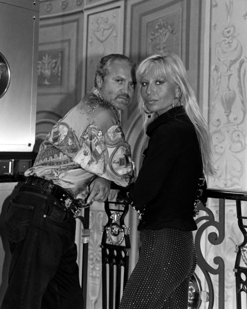 Donatella e seu irmão Gianni Versace.