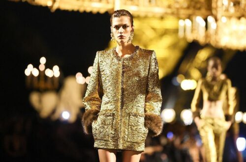Para a Primavera/Verão 2027 em Paris, Anthony Vaccarello transforma os clássicos da maison em uma coleção de brilho absoluto, celebrando uma década à frente da Saint Laurent