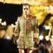 Para a Primavera/Verão 2027 em Paris, Anthony Vaccarello transforma os clássicos da maison em uma coleção de brilho absoluto, celebrando uma década à frente da Saint Laurent
