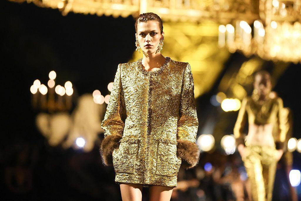 Para a Primavera/Verão 2027 em Paris, Anthony Vaccarello transforma os clássicos da maison em uma coleção de brilho absoluto, celebrando uma década à frente da Saint Laurent
