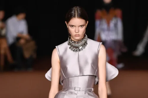 Mugler transforma a natureza em criatura na Paris Fashion Week 