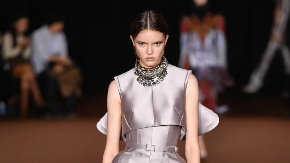 Mugler transforma a natureza em criatura na Paris Fashion Week 